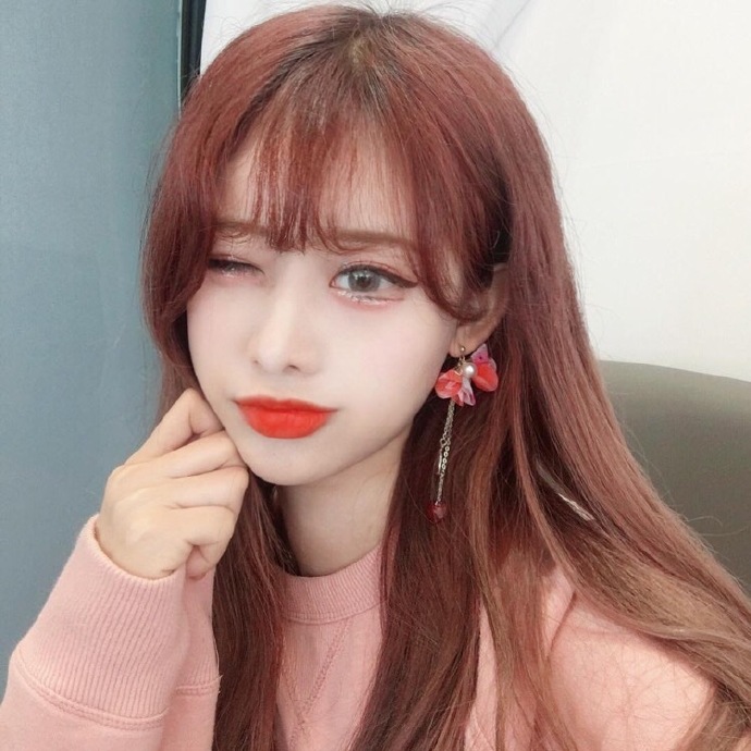 大眼睛韩国美女网红嘟嘴可爱自拍照图片