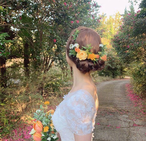 白色婚纱绝配的韩系花式编发发型图片