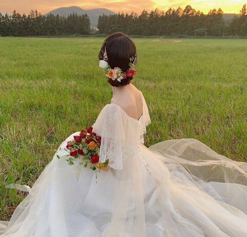 白色婚纱绝配的韩系花式编发发型图片