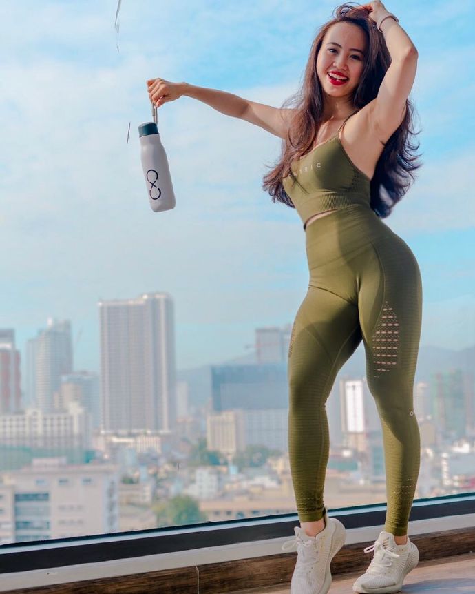 越南美女丰满美胸自拍照图片
