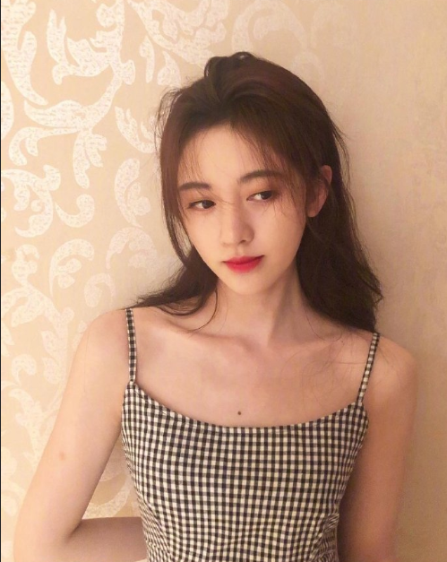 亚洲美女鞠婧祎黑白格吊带裙私房照图片