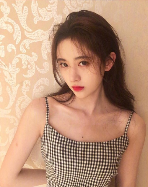 亚洲美女鞠婧祎黑白格吊带裙私房照图片