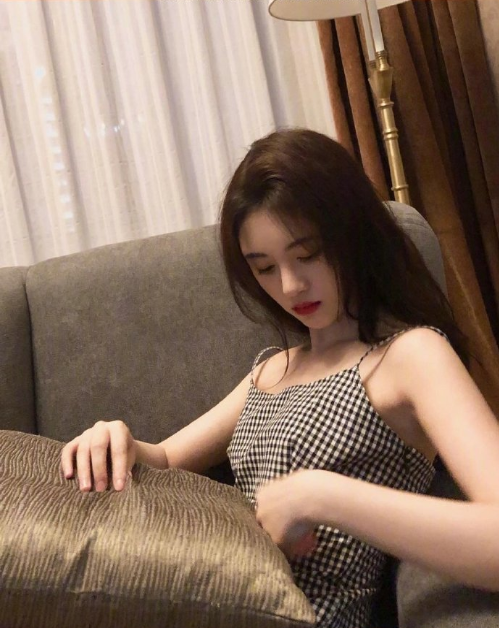 亚洲美女鞠婧祎黑白格吊带裙私房照图片