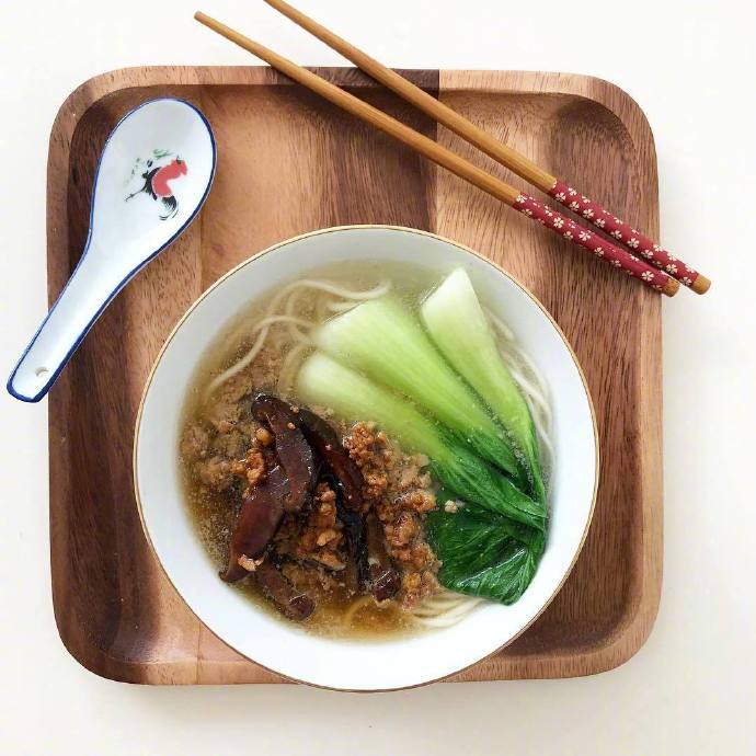 简单的一人食谱一碗面条一碗粉一碗盖饭图片