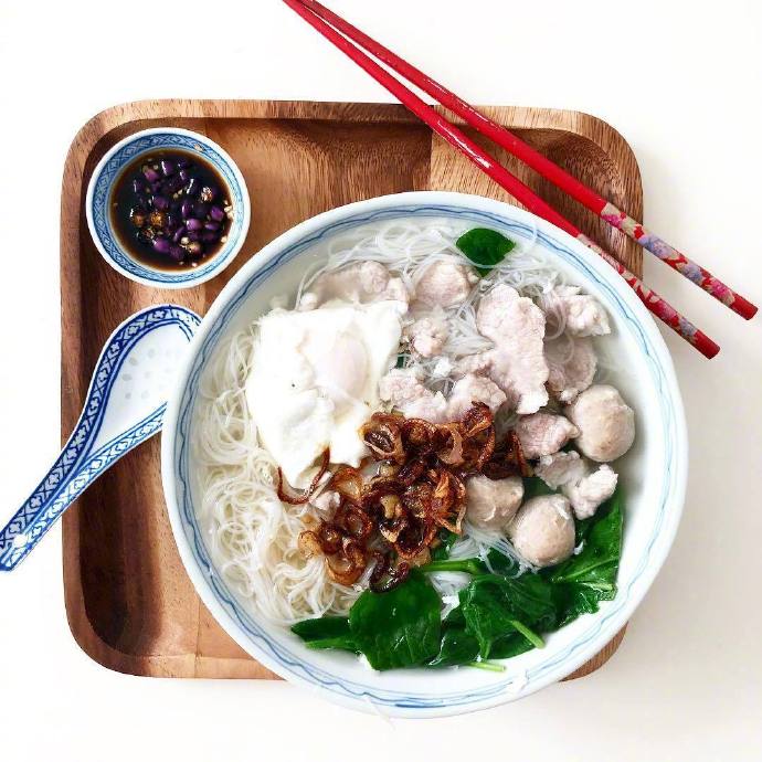 简单的一人食谱一碗面条一碗粉一碗盖饭图片