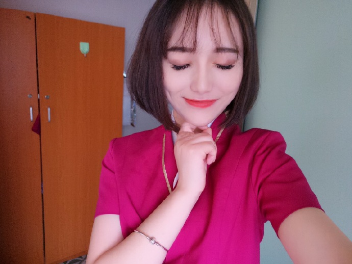 清纯短发美女甜心空姐可爱图片