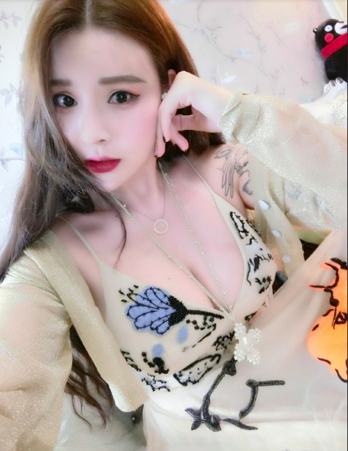 性感的纹身美女迷人的乳沟风情自拍照图片