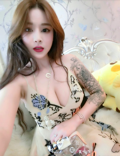 性感的纹身美女迷人的乳沟风情自拍照图片