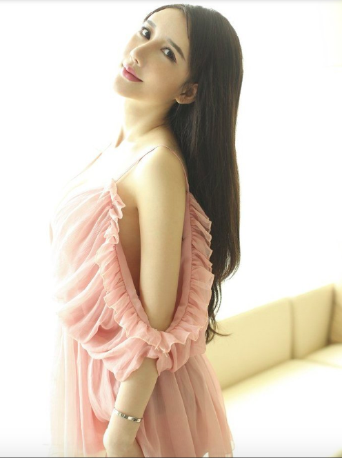 宅男女神性感美女王瑾轩粉色纱裙深深的乳沟诱惑图片
