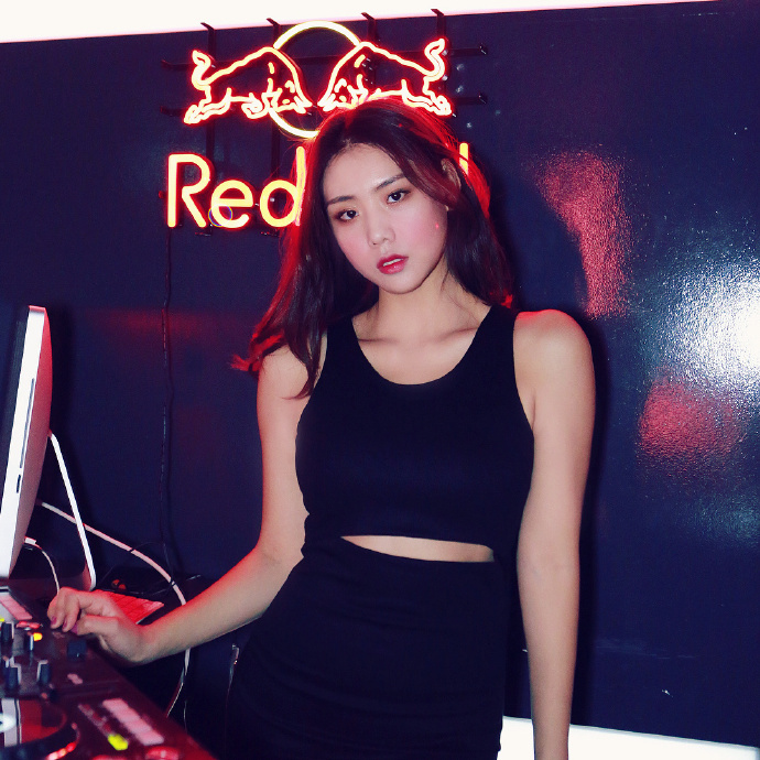 肉肉的丰满美女酥胸迷人自拍照图片