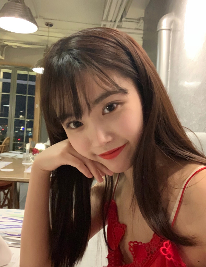 好可爱的小姐姐齐刘海长发亚洲美女自拍照图片