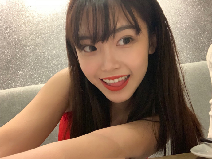 好可爱的小姐姐齐刘海长发亚洲美女自拍照图片
