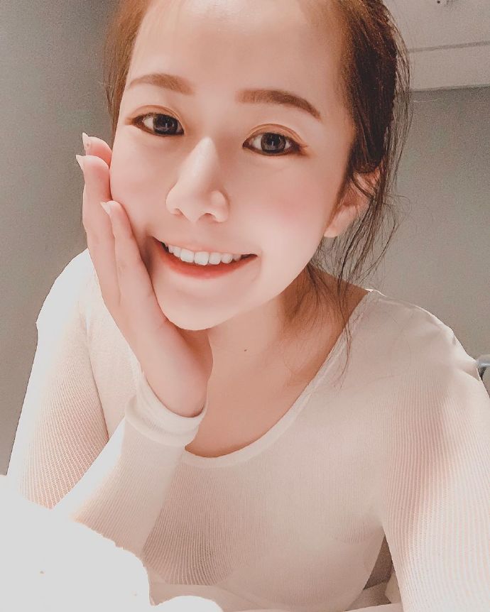 白嫩肌肤可爱美女自拍照图片