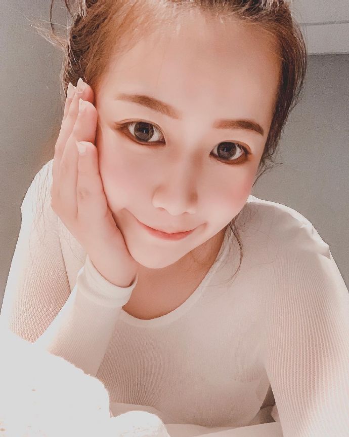 白嫩肌肤可爱美女自拍照图片