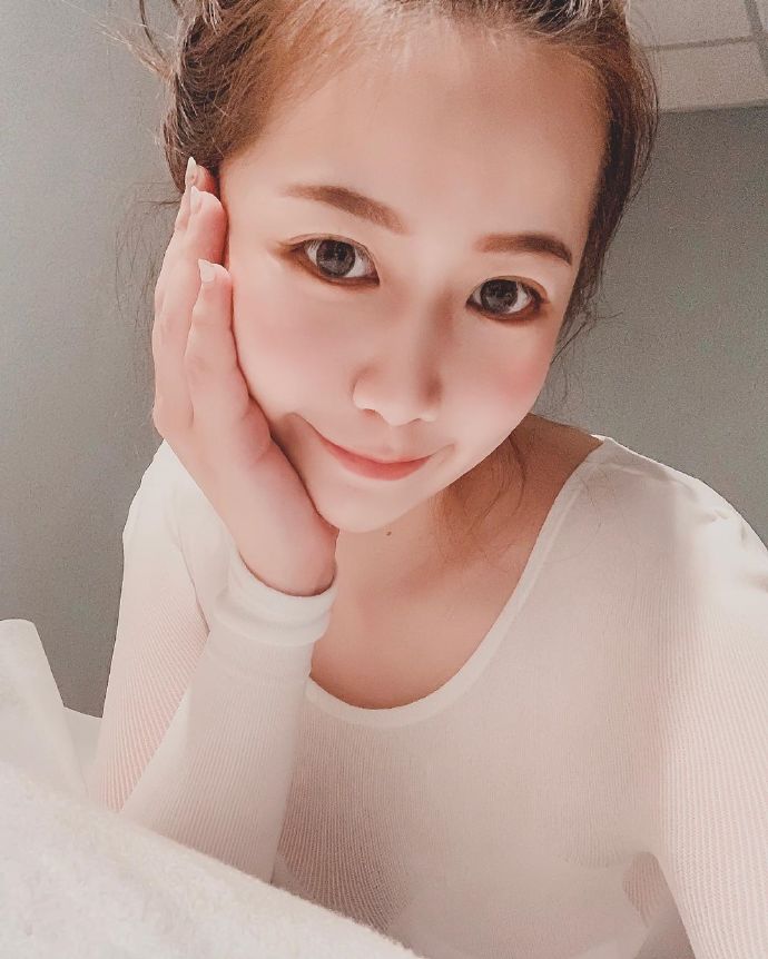 白嫩肌肤可爱美女自拍照图片