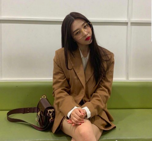 港风气质韩国美女明星朴秀荣Joy抓拍式日常照图片