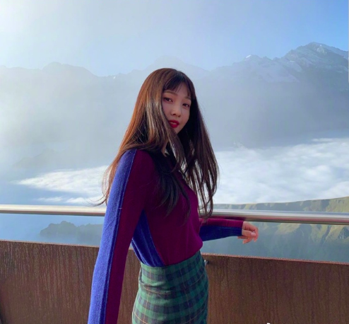 港风气质韩国美女明星朴秀荣Joy抓拍式日常照图片