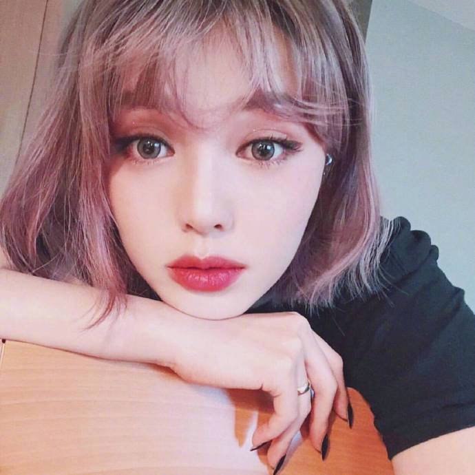 高颜值粉红色短发美女图片