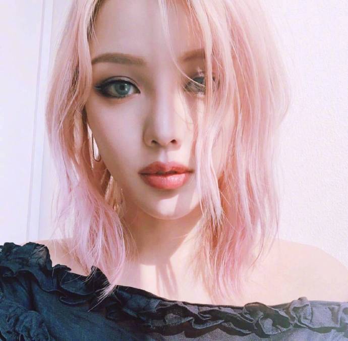 高颜值粉红色短发美女图片