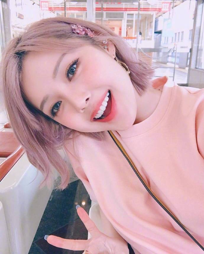 高颜值粉红色短发美女图片