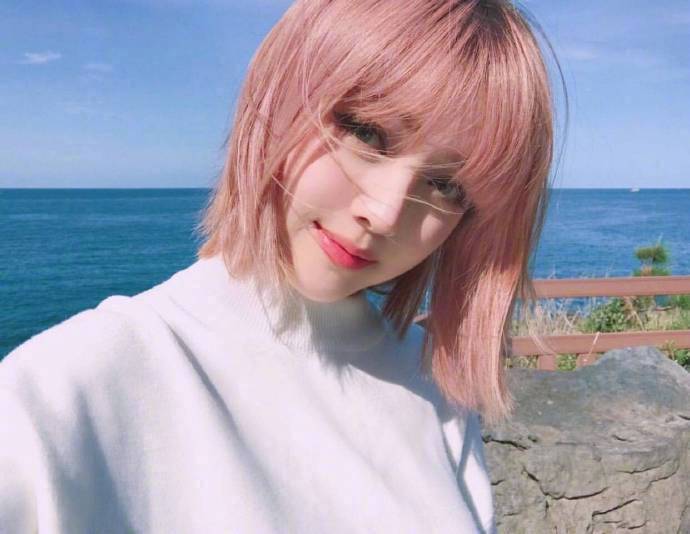 高颜值粉红色短发美女图片