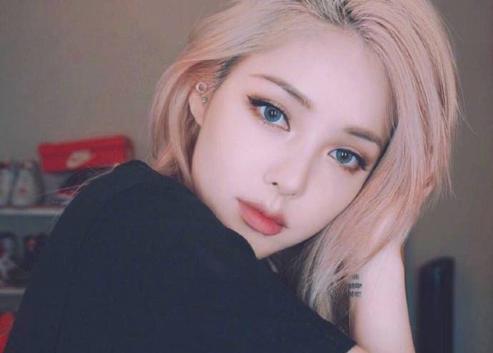 高颜值粉红色短发美女图片