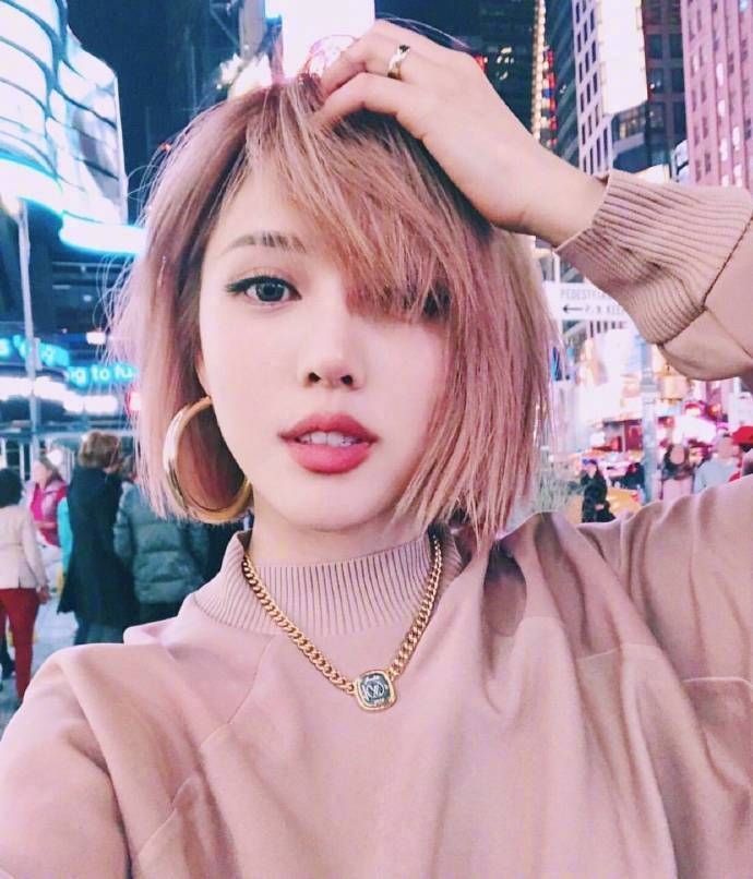 高颜值粉红色短发美女图片