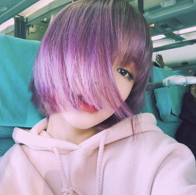 高颜值粉红色短发美女图片