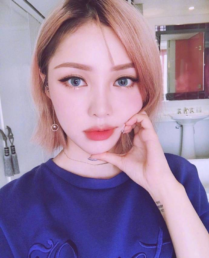 高颜值粉红色短发美女图片