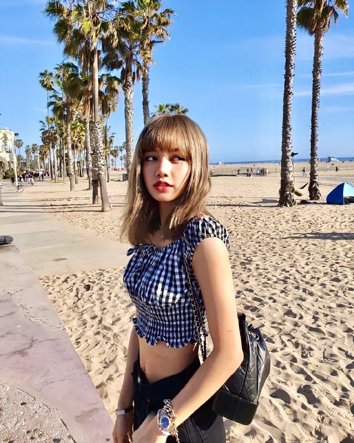 行走的人间芭比泰国美女lisa高颜值好身材图片