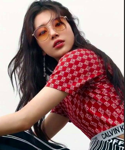 韩国美女明星裴秀智《GRAZIA》御姐风画报图片