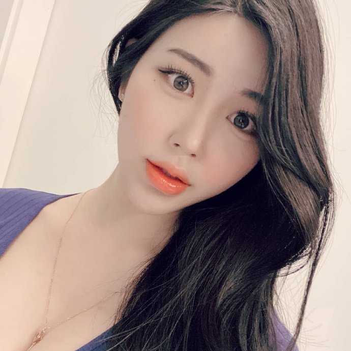 极品淑女长发飘飘露乳沟诱惑自拍照图片