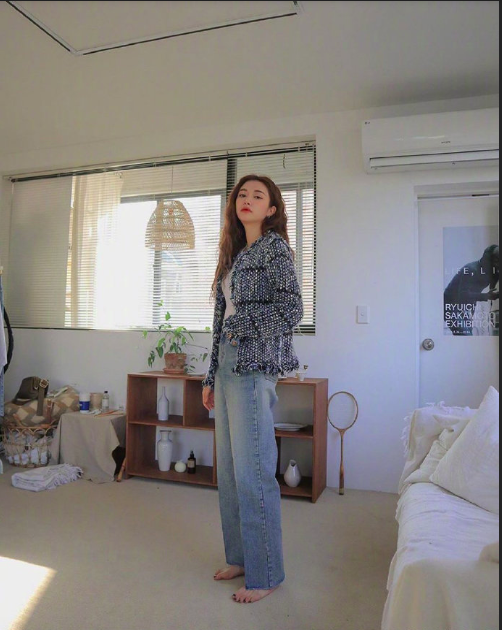 个性有魅力的时髦女生春装搭配图片