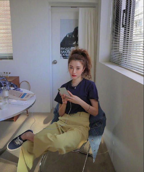 个性有魅力的时髦女生春装搭配图片