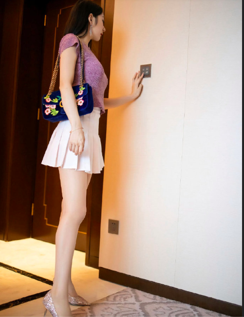 宅男福利婀娜多姿娇的性感女神Angela小热巴酒店写真图片