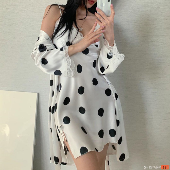 性感女孩居家服迷人酥胸撩人图片