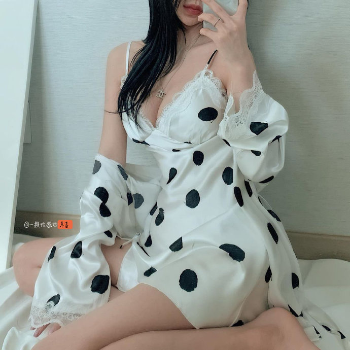 性感女孩居家服迷人酥胸撩人图片