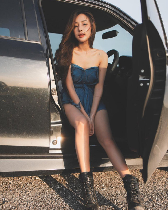 野外旅拍美女清纯中带点小性感图片