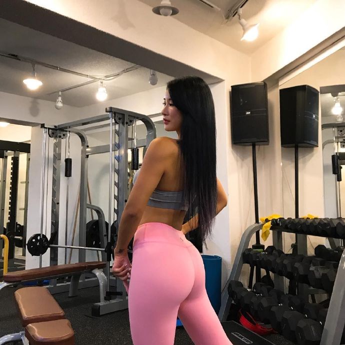 健身房里健身女神完美身材惹人注目图片