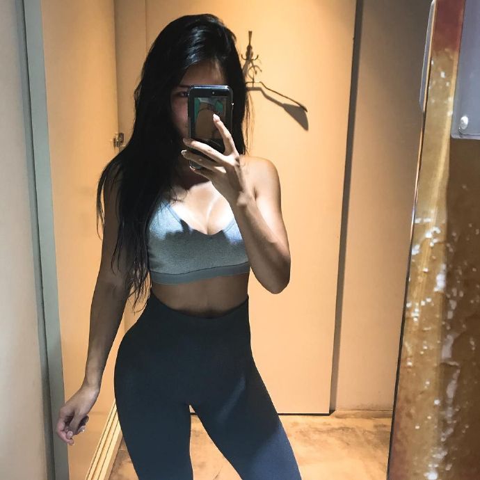 健身房里健身女神完美身材惹人注目图片