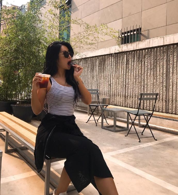 健身房里健身女神完美身材惹人注目图片
