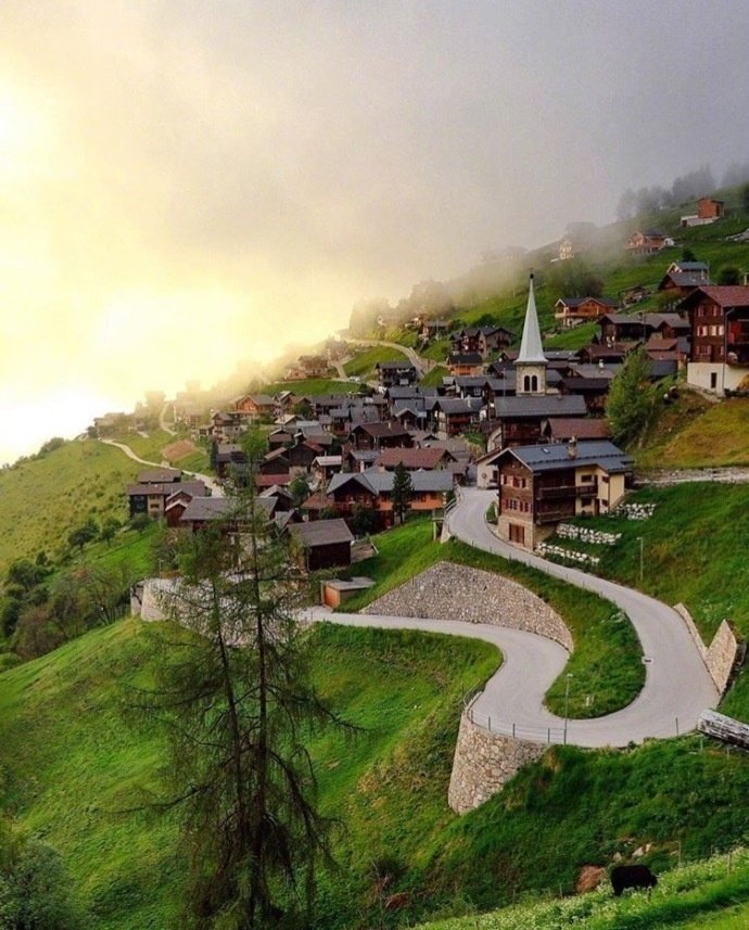 童话世界瑞士的劳特布鲁恩小镇山水风景图片
