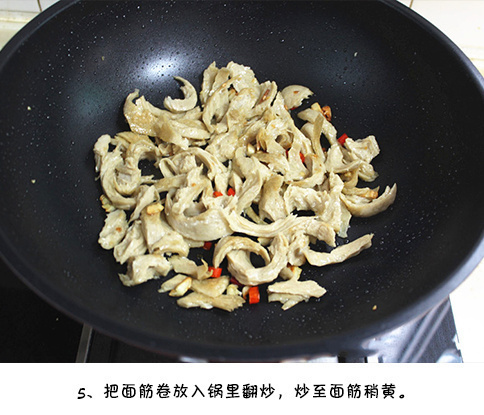 家常菜吃腻了烤面筋 试试青椒炒面筋的做法