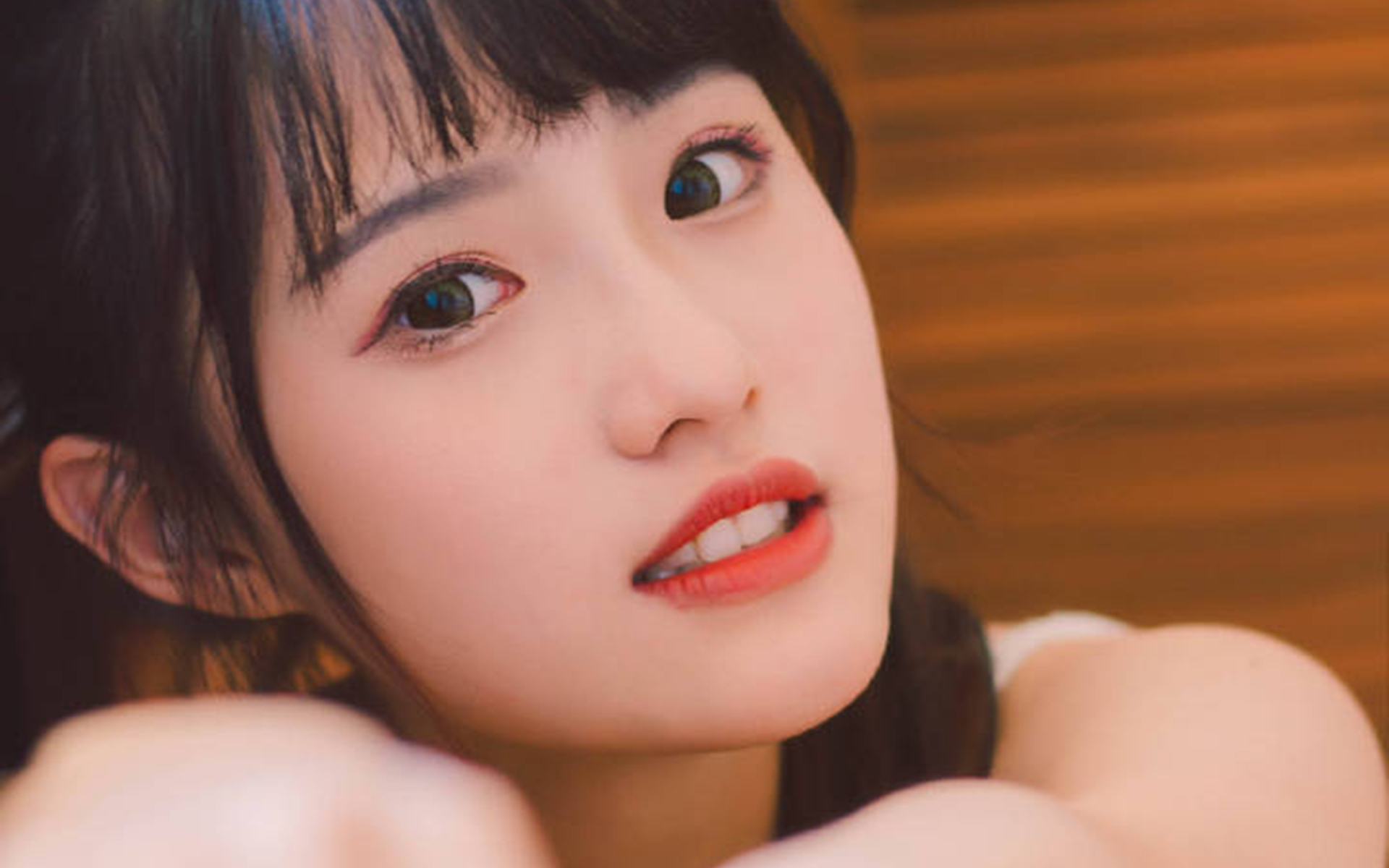 甜美系青春美女高清桌面壁纸图片