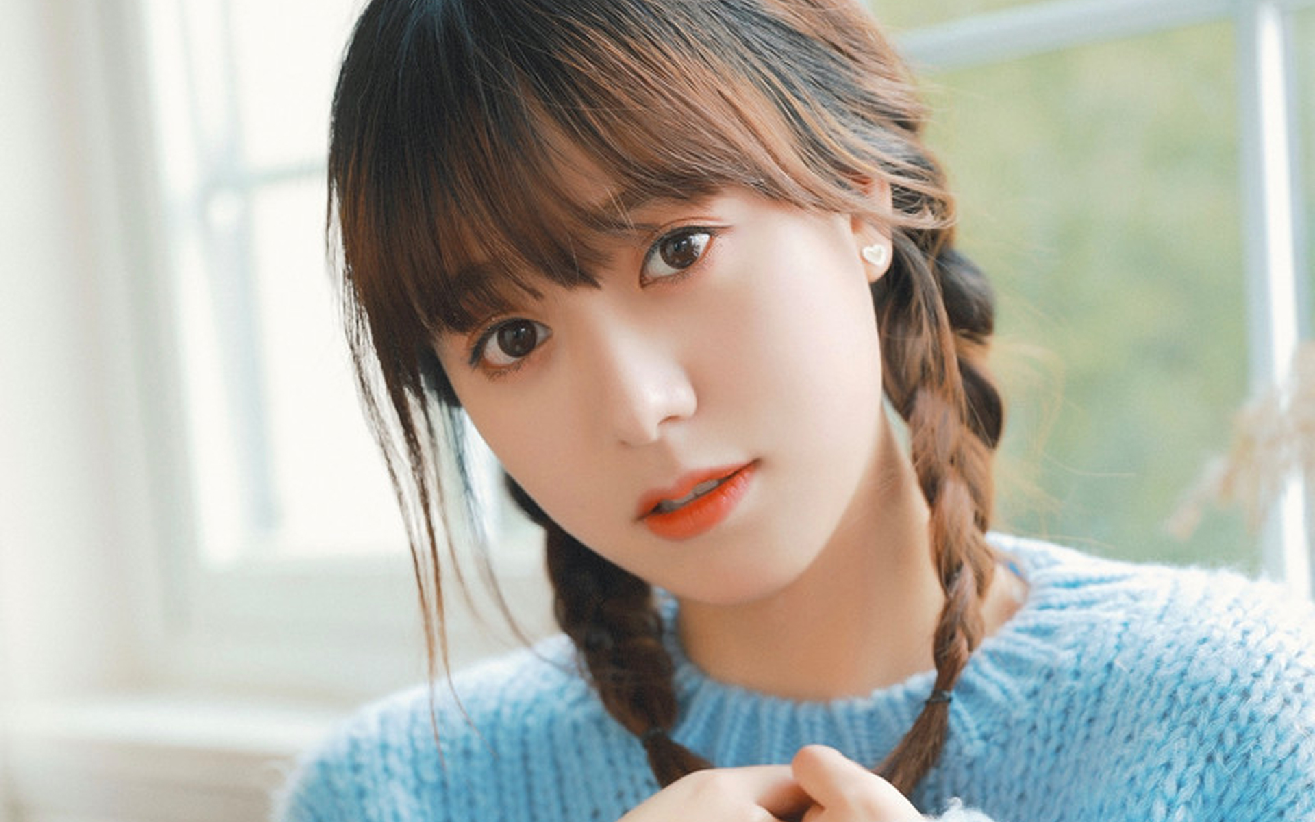 大眼睛美女清纯桌面壁纸图片