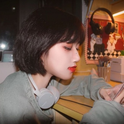 侧颜漂亮的女生头像高冷