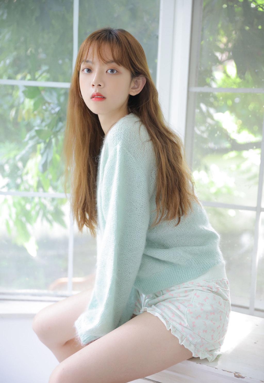 蓝色毛衣美女美腿私房照片
