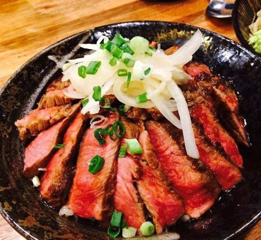 鲜嫩多汁的美味食物牛肉图片