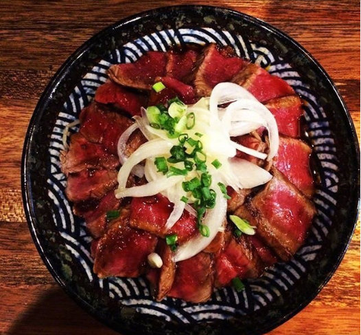鲜嫩多汁的美味食物牛肉图片