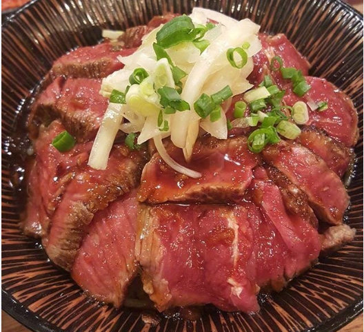 鲜嫩多汁的美味食物牛肉图片